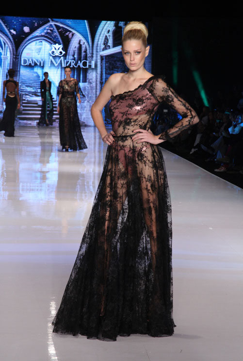 בטעם רע. שמלת תחרה שחורה מעל בגד ים מנצנץ בתצוגת האופנה של דני מזרחי (צילום: טל ניסים)