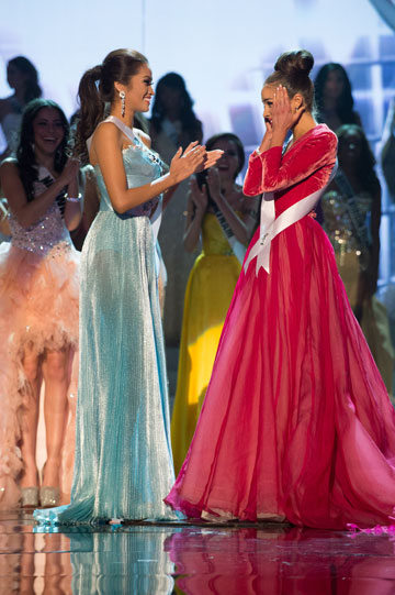 ואז נשארו שתיים: מיס פיליפינים ומיס ארה"ב, מיד לאחר ההכרזה על קולפו כזוכה (צילום: גרג הרבו)