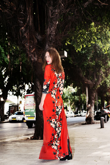יאנה גור בשמלת גלבייה של עלמה בבנקר. 665 שקל במקום 950 שקל (צילום: ענבל מרמרי)
