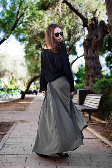 יאנה גור בחצאית מקסי אפורה וסריג שחור של דורין פרנקפורט. ''פריטים שיוצרים 'וואו' בלי להיות בומבסטיים'' (צילום: ענבל מרמרי)