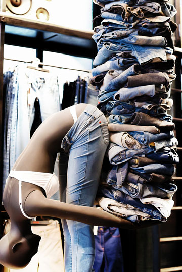 ג'ינסים בהנחה בחנות של קסטרו. גם בתקופת הסיילים, לא כדאי להתפתות לרכישת פריטים טרנדיים מדי (צילום: ענבל מרמרי)