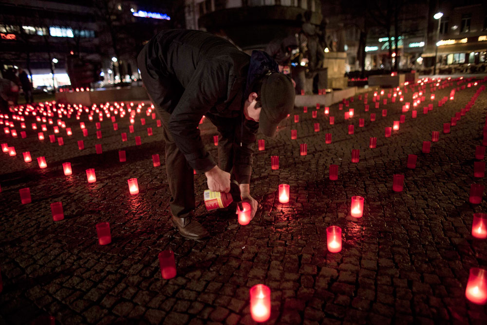 לא רוצים לחיות בחושך. יום האיידס הבינלאומי מצויין בנרות בברלין (צילום: gettyimages)