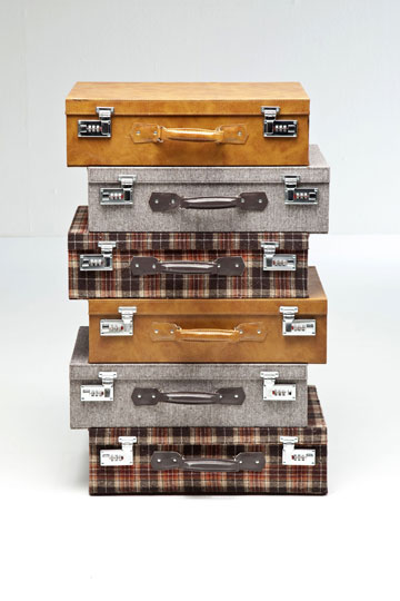 שידת מגירות שנראית כמו ערימת מזוודות ב-1,653 במקום 2,204 שקל. ''קארה דיזיין'' (צילום: פיטר יורגן)