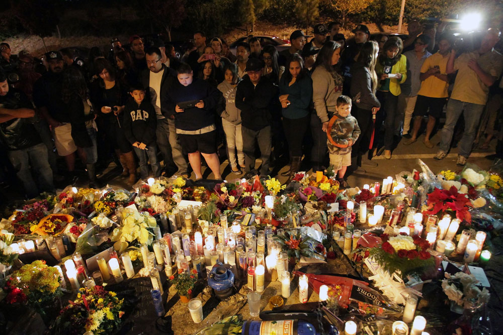 מעריצי פול ווקר מתאבלים באתר התאונה בקליפורניה (צילום: gettyimages)