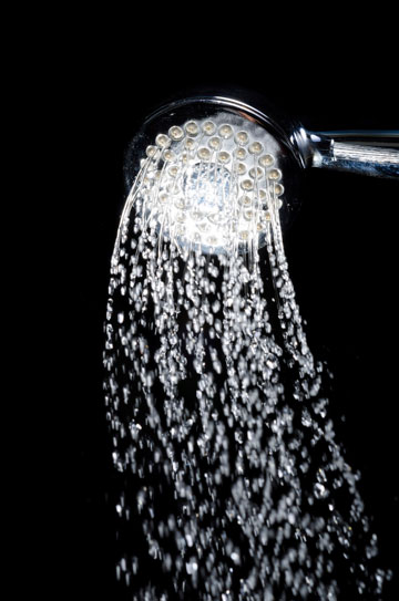 אל תתקלחו במים חמים מדי: הם מייבשים יותר. ייבשו את העור אחרי מקלחת בטפיחות מגבת ולא בשפשוף אגרסיבי (צילום: thinkstock)