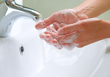 סבון, מים וניגובים מייבשים את העור עוד יותר. בתקופה זו מומלץ להפחית את שטיפות הידיים שגורמות לייבוש (צילום: shutterstock)