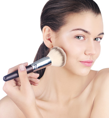 מגוון פורמולות פודרה מאפשרות לקבע ולשמר את מראה האיפור מבלי לייבש את העור. נסי פודרה מינרלית בגימור טבעי (צילום: shutterstock)