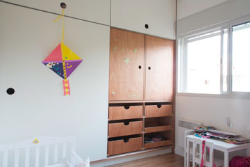 ארון גדול גם בחדר הילדים (צילום: יהונתן ה. משעל, סטיילינג צילומים: סברינה צגלה)