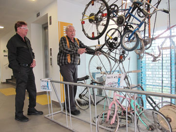 ידידיה ורדי (מימין), עם האדריכל דוד נופר, מדגים את שעון האופניים (צילום: מיכאל יעקובסון)