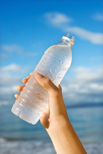 חשוב לשתות הרבה מים לאורך הלילה והיום. כמות המים בעור היא הדבר בעל ההשפעה הרבה ביותר על מראהו (צילום: thinkstock)