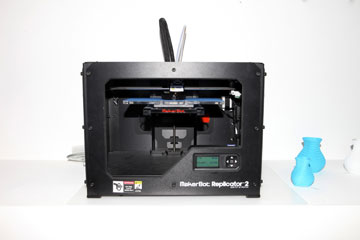 מדפסת תלת ממד מתוצרת החברה האמריקאית makerbot (צילום: אורית פניני)
