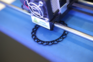 מדפסת תלת ממד בעבודה (צילום: אורית פניני)