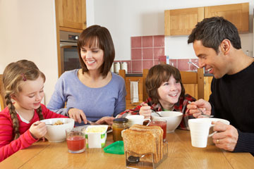 ארוחה משפחתית היא מצע טוב להתעניינות הדדית (צילום: shutterstock)
