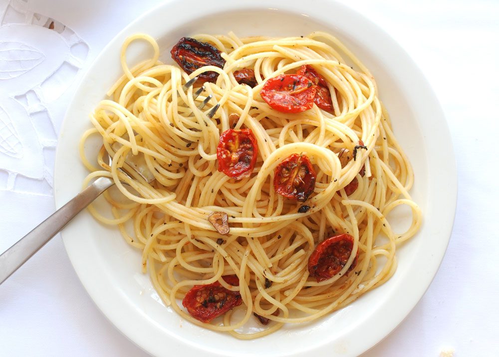ספגטי עם עגבניות שרי קלויות (צילום: רחלי אוחיון)