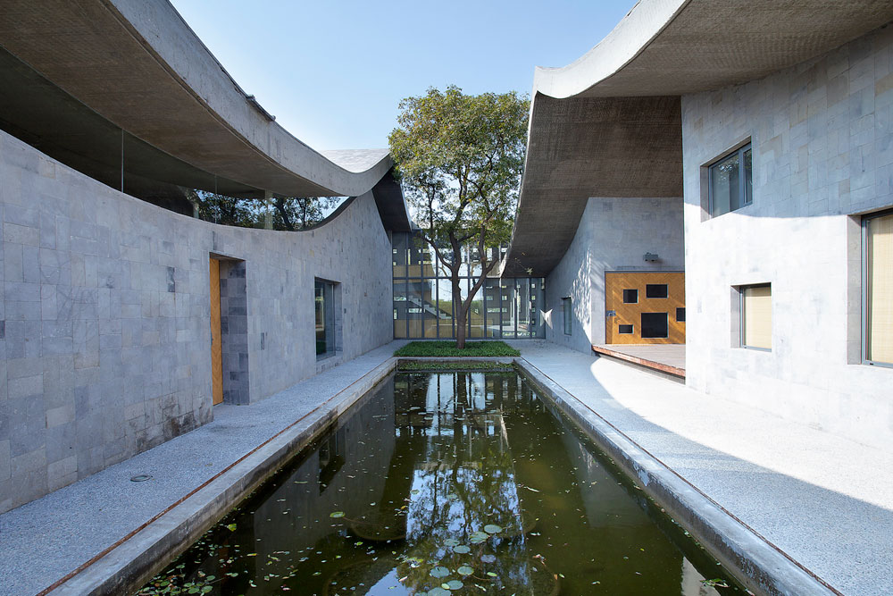 וואנג שו, האדריכל הסיני זוכה פרס פריצקר, תיכנן כאן את ''מעון שלושת הקירות''. וילה מקיפה חצר משלושה כיוונים, בתכנון שיוצר תחושה של מעון רשמי (צילום: Xia Zhi)