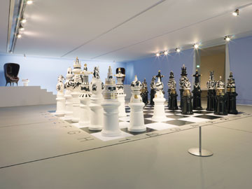 עוד בתערוכה: כלי שחמט גדולים מקרמיקה בהשראת קרב טרפלגר (צילום: Nienke Klunder)