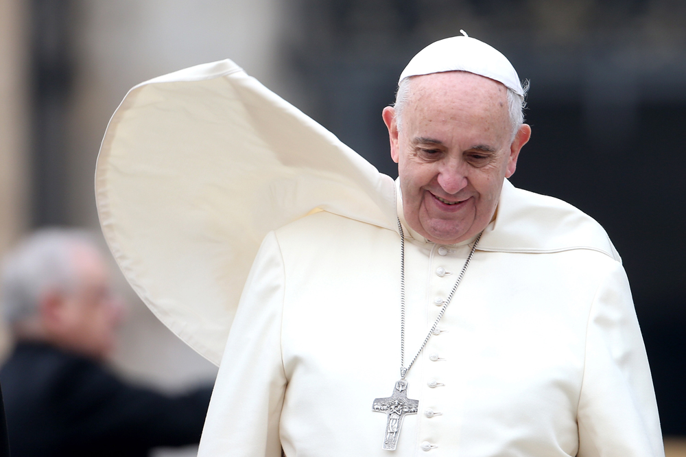 האפיפיור פרנציסקוס. מקפיד על לבוש שמשדר פשטות ונגישות, ועדיין שומר על כללי המסורת הקתולית (צילום: gettyimages)