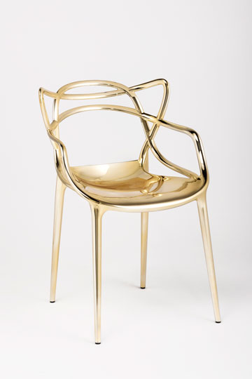 גרסת הזהב של המעצב פיליפ סטארק לכסאות הגינה שלו, ''הביטאט'' (באדיבות הביטאט)