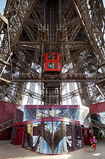 המעלית לקומות העליונות (צילום: Michel Denance)