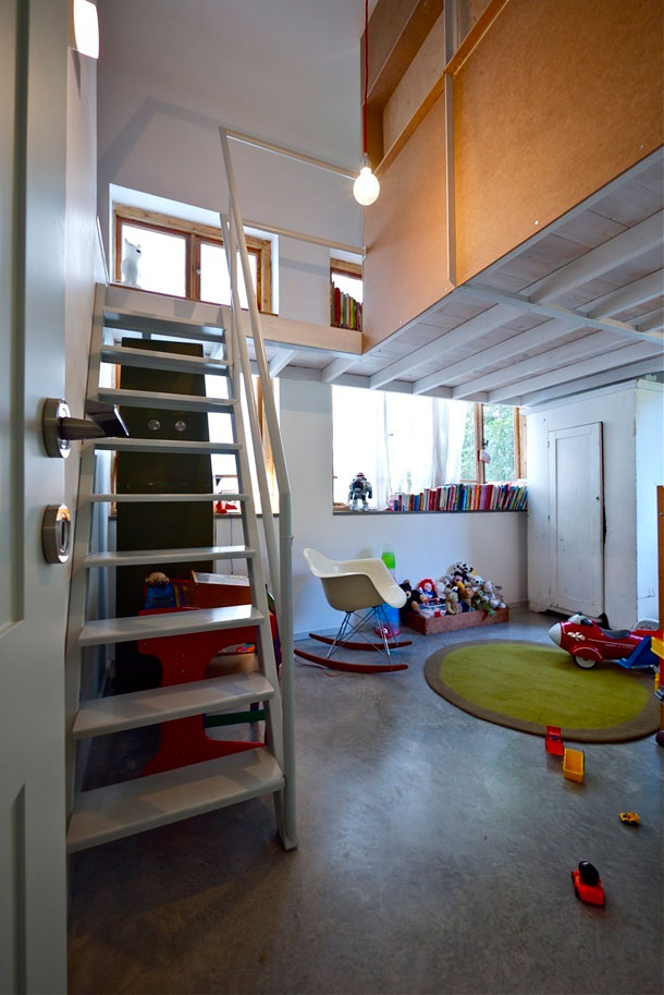 שני ילדים באותו חדר בדירה גבוהת תקרות (תכנון: רפי אלבז). למטה הבן הפעוט (צילום: איתי סיקולסקי)