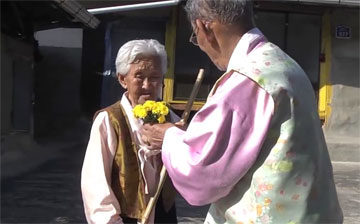 ממשיך להביא לה פרחים בכל בוקר, גם בגיל 98 (מתוך יוטיוב)