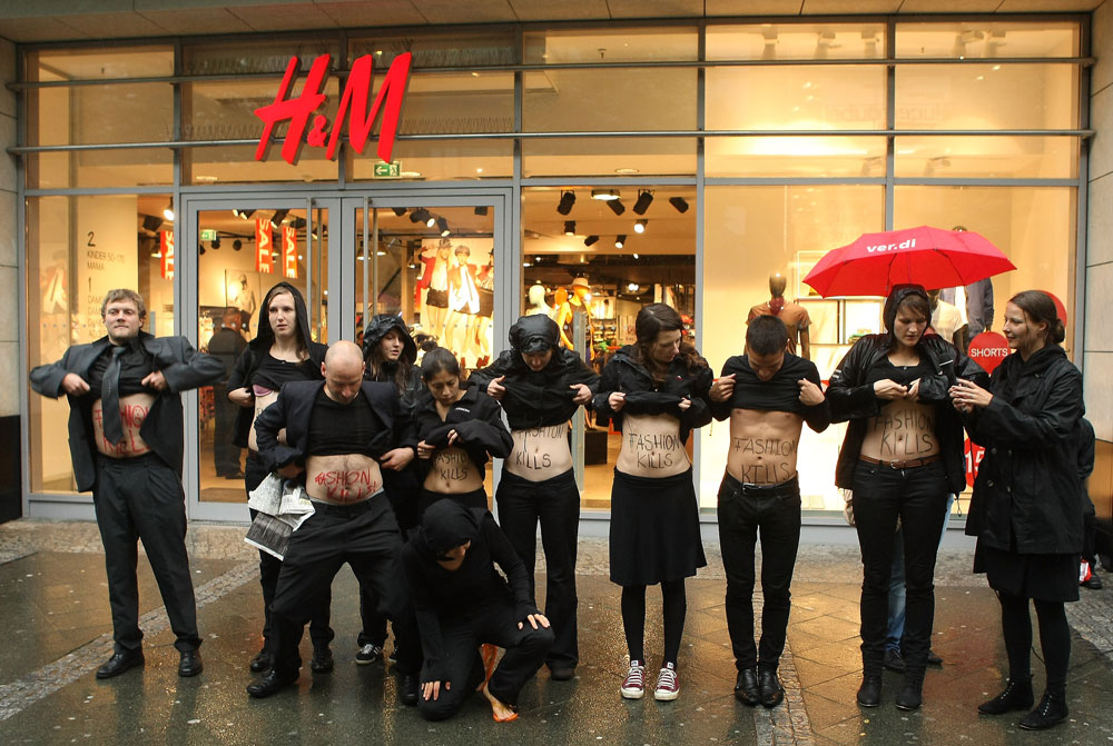 הפגנה מחוץ לחנות של H&M. "המוטו שלהם הוא 'אופנה ואיכות במחיר הטוב ביותר', ואותי עניין לבדוק מה המחיר האמיתי של המערכת הקרויה H&M", אומרת במאית הסרט מארי מוריס (צילום: gettyimages)