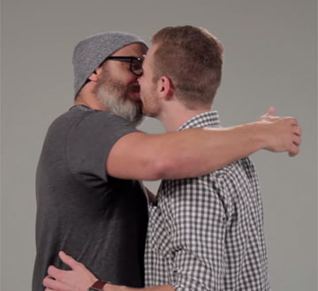 בסוף דווקא לא היו תלונות. גברים מתנשקים (מתוך יוטיוב)