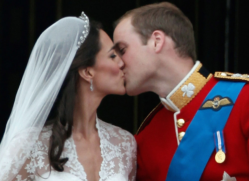 הרבה פחות כיף לנו לראות את התמונה הזו עכשיו. הנסיך וויליאם והנסיכה קייט מחליפים שמונים מיליון חיידקים (צילום: gettyimages)