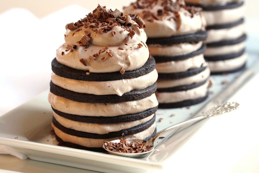 בצק כהה במיוחד. עוגיות שוקולד דקיקות עם קרם שוקולד  (צילום: Tricia Buice)