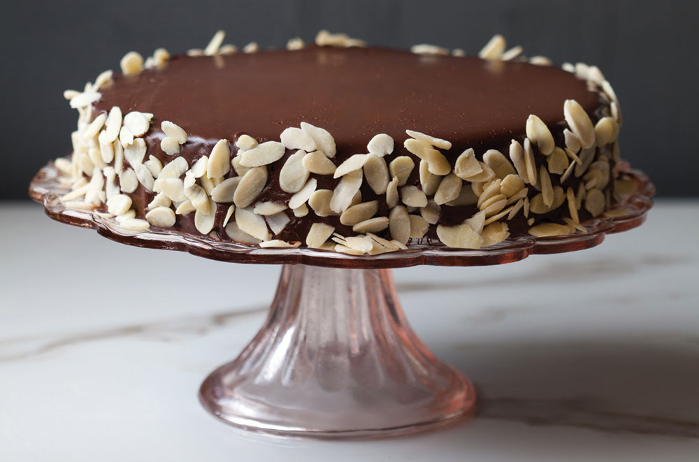 עוגת שוקולד עשירה עם שקדים (צילום: דניאל לילה, סגנון: עמית פרבר)