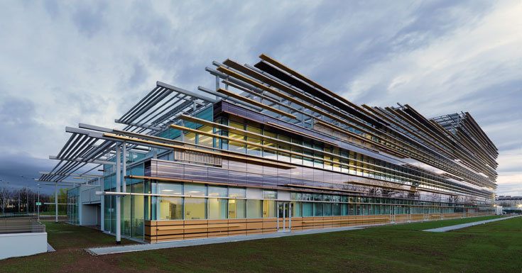 בניין המטה הראשי של 3M בפיולטלו, צפון איטליה. מערכת חזיתות כפולות מגינות מפני חום השמש ומפני צינת הרוח