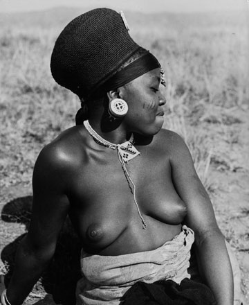 בגדים? זה זנותי. אישה משבט הזולו באפריקה (צילום: gettyimages )