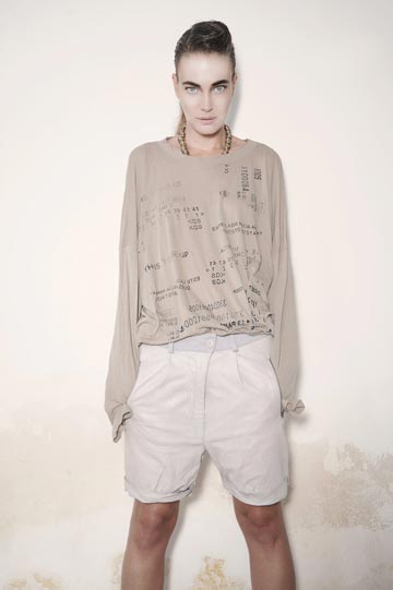 חולצה, רוני בר; מכנסיים, דה בראנץ'; שרשרת, Two A (צילום: איתן טל)