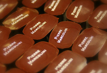 עשויים משוקולד גולמי שמרקוליני מכין בעצמו. פרלינים בבוטיק (צילום: שרון היינריך)
