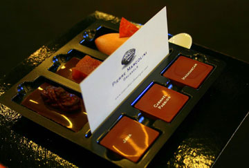 תראו מה הפסדתם. מגשית הדוגמיות שחילק מרקוליני בסלון השוקולד בפריז (צילום: שרון היינריך)