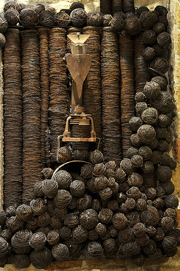 יצירת אמנות מתוך סדרת "אדמה" של האמנית אילנה גור. עבודות התלמים עשויות כדורי ברזל מלופפים חוטים חלודים. ההשראה הינה אהל יצחק (צילום: שי אדם)