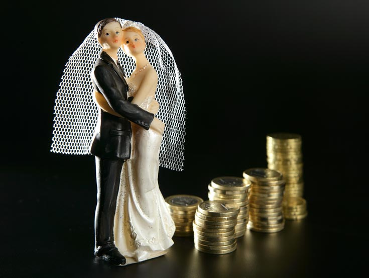 ''אמרתי או לא אמרתי שהמשפחה שלך קמצנים? מי מביא כסף באגורות לחתונה?!'' (צילום: thinkstock)