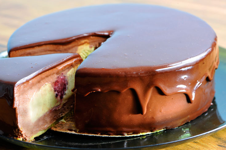 טעימה וצבעונית. עוגת שוקולד, פיסטוק ופטל (צילום: דודו אזולאי)