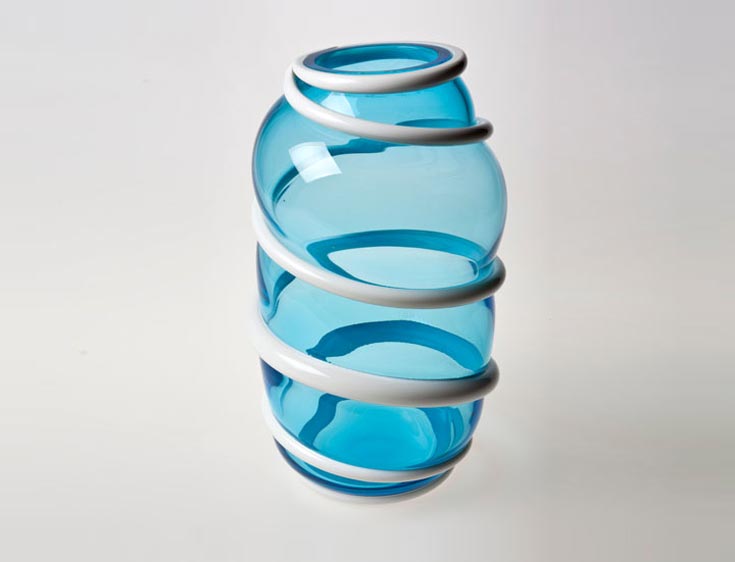 כלי מזכוכית מוראנו בצבעי ים, חבוק בפסי זכוכית חלבית