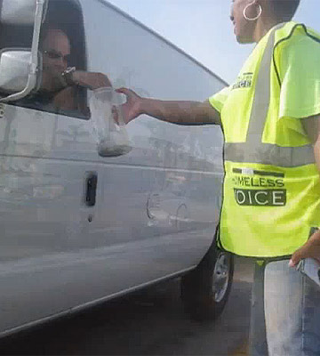 דביקה, מסריחה ועצבנית: פטרסון מסכמת את יום איסוף התרומות בכביש