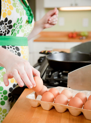 ביצים נשמרות טוב יותר כשהן מונחות על השפיץ (צילום: iStockphoto)