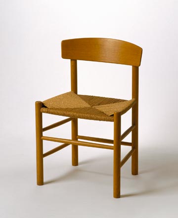 כסא ''שייקר'' ( 1944) בעיצוב בורג מוגנסן לחברת FDB, בהשפעת סגנון השייקרס האמריקאי, שהפך לאחד הפריטים הראשונים שיוצרו בייצור המוני בדנמרק וזכו להצלחה בינלאומית. משמאל: מחווה של ג'ספר מוריסון לכסא