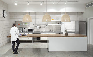תאורה נכונה במטבח, המאירה את משטח העבודה. עיצוב: קרן אטלס דרור ואורלי פיק (צילום: אלעד שריג)