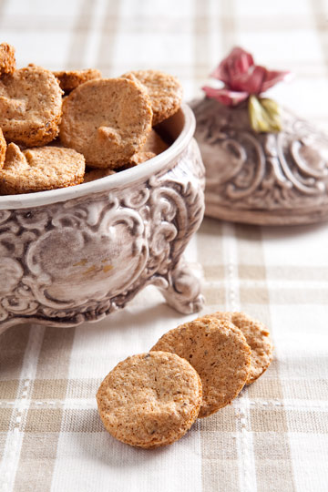 עוגיות אגוזי לוז ופקאן סיני (צילום: שירן כרמל, סגנון: שניר שרוני)