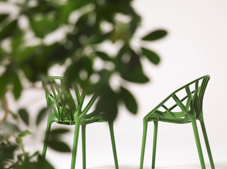 כסא פלסטיק בהשראת עלים וענפים. עיצוב: האחים בורולק לחברת ויטרה, הביטאט (צילום: silvia rebuli)