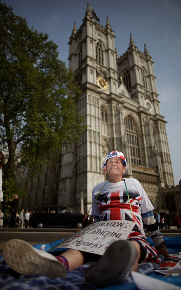 ההוראות עלינו, המעריצים עליכם. טרי האט האנגלי ממתין בקוצר רוח לחתונה המלכותית (צילום: GettyImages)