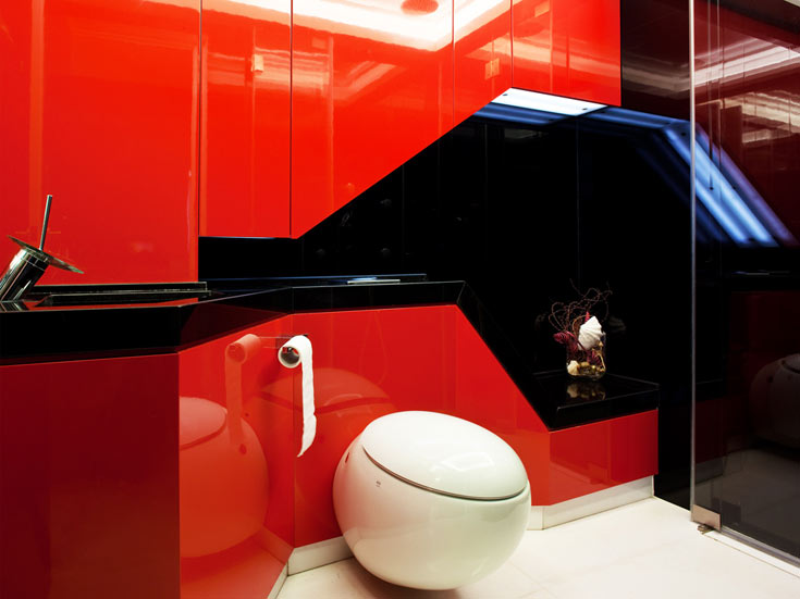 ואם חסר לכם קצת צבע, אפשר להיכנס לשירותי האורחים, שנצבעו אדום  (צילום: עמית גרון)