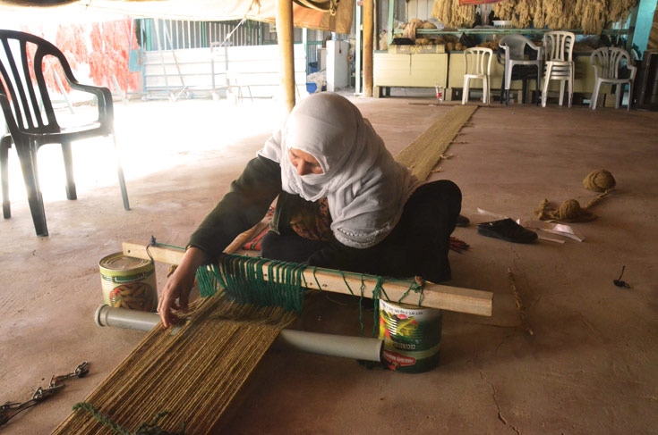 בדואית מלקייה אורגת שטיח על נול ביתי. שיטת האריגה המקומית מפיקה רק יחידות צרות וארוכות (צילום: Elio Nudelman)