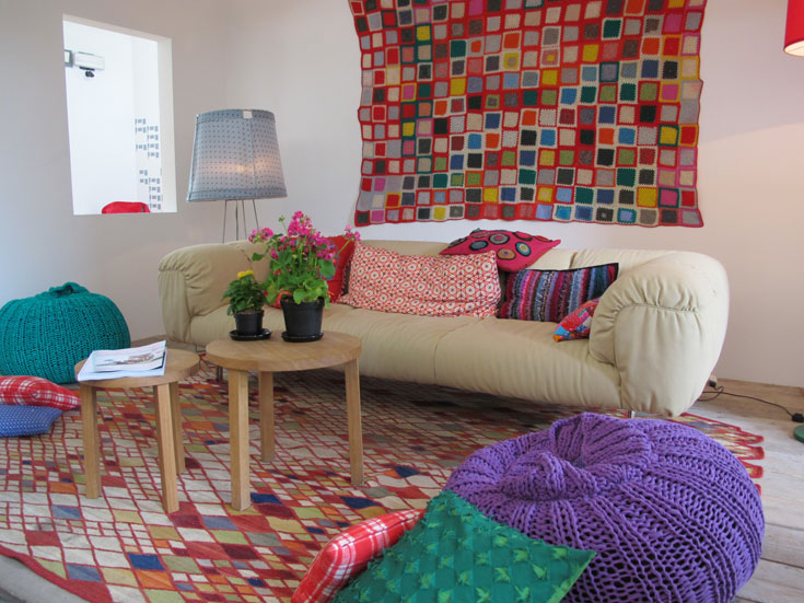 החדר שעיצבו אנשי המגזין ''אל דקור'' בשבוע העיצוב במילאנו. שילובים נועזים של צבעים (צילום: איתי כץ)
