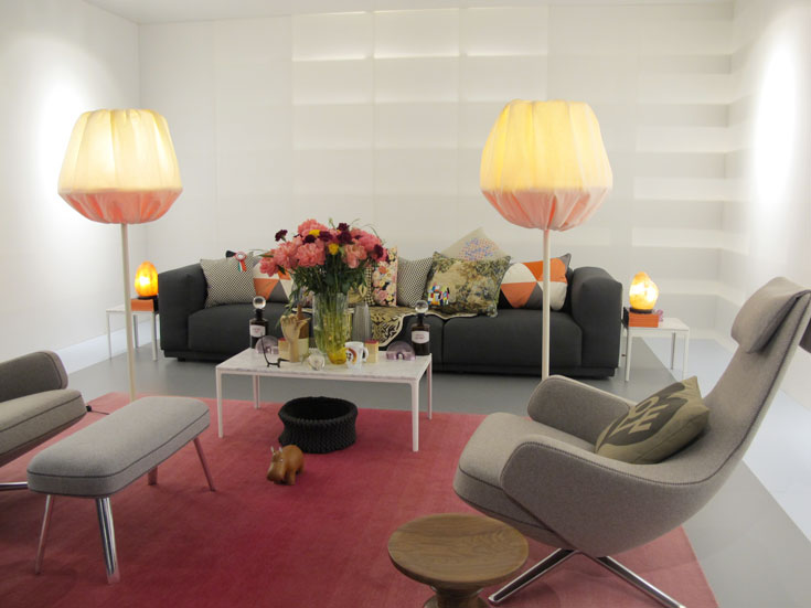 חדר שהציגה חברת הרהיטים ''ויטרה'' בשבוע העיצוב במילאנו, בחודש שעבר. צבעי שקיעה רכים ופרחים, כמובן (צילום: איתי כץ)